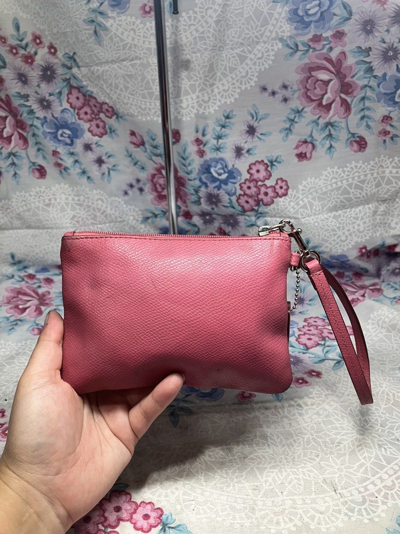 COACH CORNER ZIP WRISTLET (Category: Wallets & Card holders) located in General Mariano Alvarez. Submitted by adonid (Listing ID 1463977695, Image 2). Description: COACH CORNER ZIP WRISTLET GOOD CONDITION NORMAL SIGN OF USAGE ONLY .