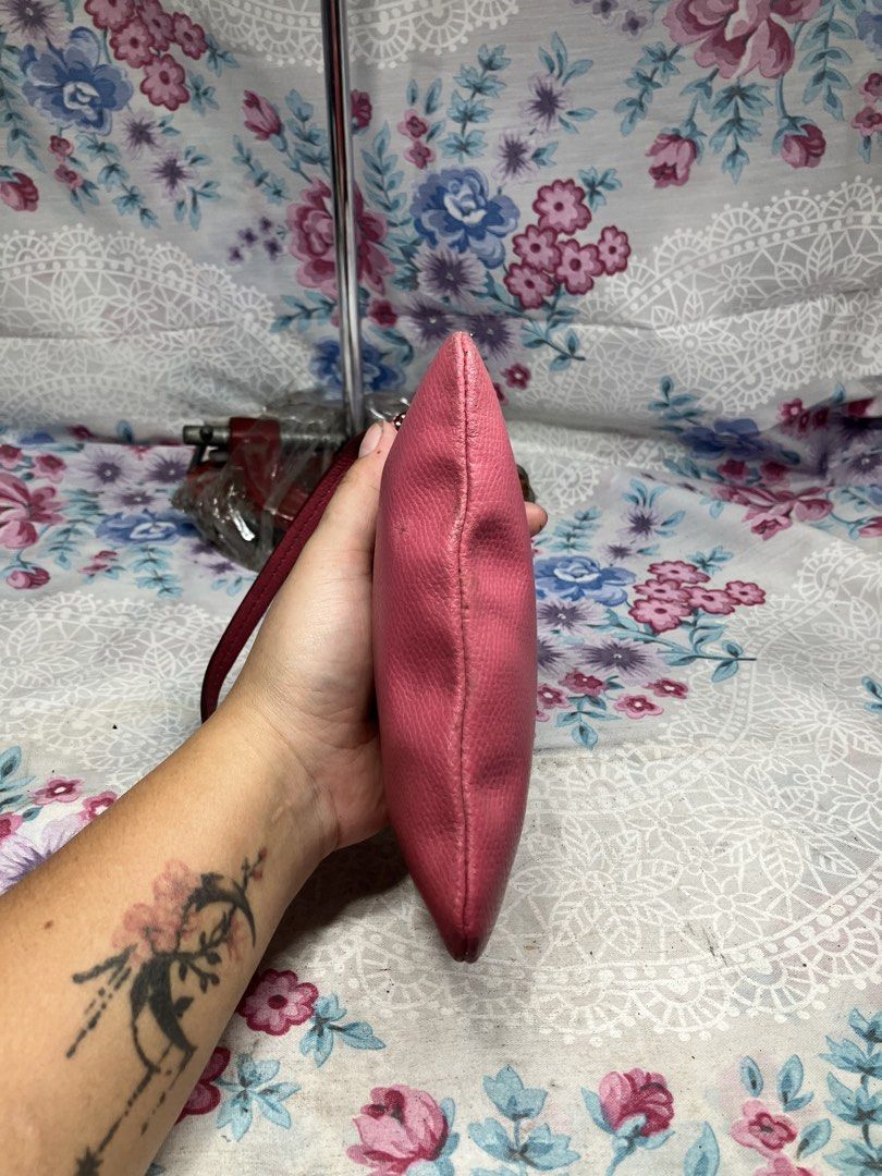 COACH CORNER ZIP WRISTLET (Category: Wallets & Card holders) located in General Mariano Alvarez. Submitted by adonid (Listing ID 1463977695, Image 3). Description: COACH CORNER ZIP WRISTLET GOOD CONDITION NORMAL SIGN OF USAGE ONLY .