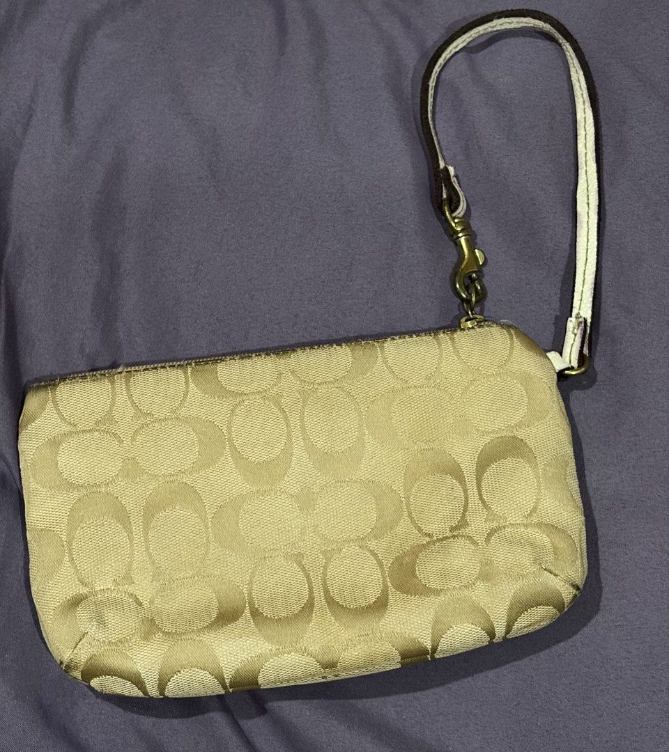 Coach Large Wristlet (Category: Luxury Bags & Wallets) located in Bacolod City. Submitted by yeshua2000 (Listing ID 1464076116, Image 2). Description: Coach Vintage Wristlet Auth Canvass material Good condition Preloved item so expect signs of use Needs cleaning only Stored for a long time ₱850 last price Bacolod City.