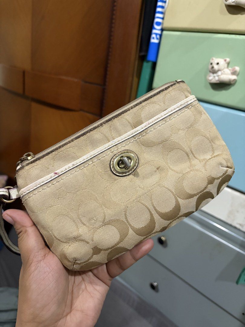 Coach Large Wristlet (Category: Luxury Bags & Wallets) located in Bacolod City. Submitted by yeshua2000 (Listing ID 1464076116, Image 3). Description: Coach Vintage Wristlet Auth Canvass material Good condition Preloved item so expect signs of use Needs cleaning only Stored for a long time ₱850 last price Bacolod City.