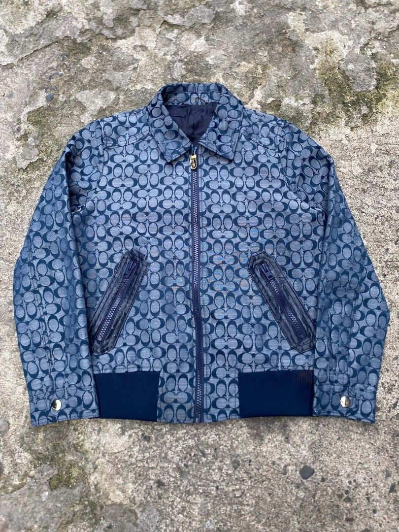 Coach Monogram Signature Canvas Jacket (Category: Coats, Jackets and Outerwear) located in Bulacan. Submitted by victhrifts.27 (Listing ID 1464064053, Image 2). Description: 20x23 Dimes Chips issue Still presentable and comfy to wear Dm for negotiations📩.