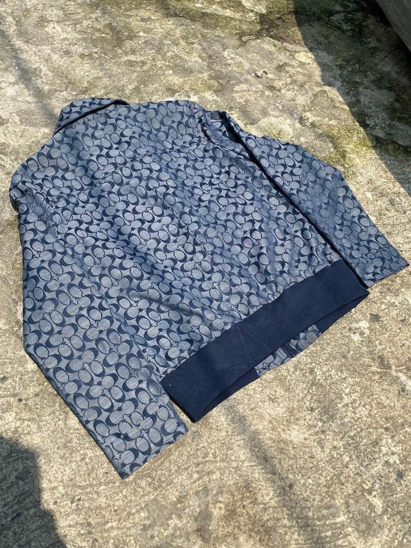 Coach Monogram Signature Canvas Jacket (Category: Coats, Jackets and Outerwear) located in Bulacan. Submitted by victhrifts.27 (Listing ID 1464064053, Image 3). Description: 20x23 Dimes Chips issue Still presentable and comfy to wear Dm for negotiations📩.