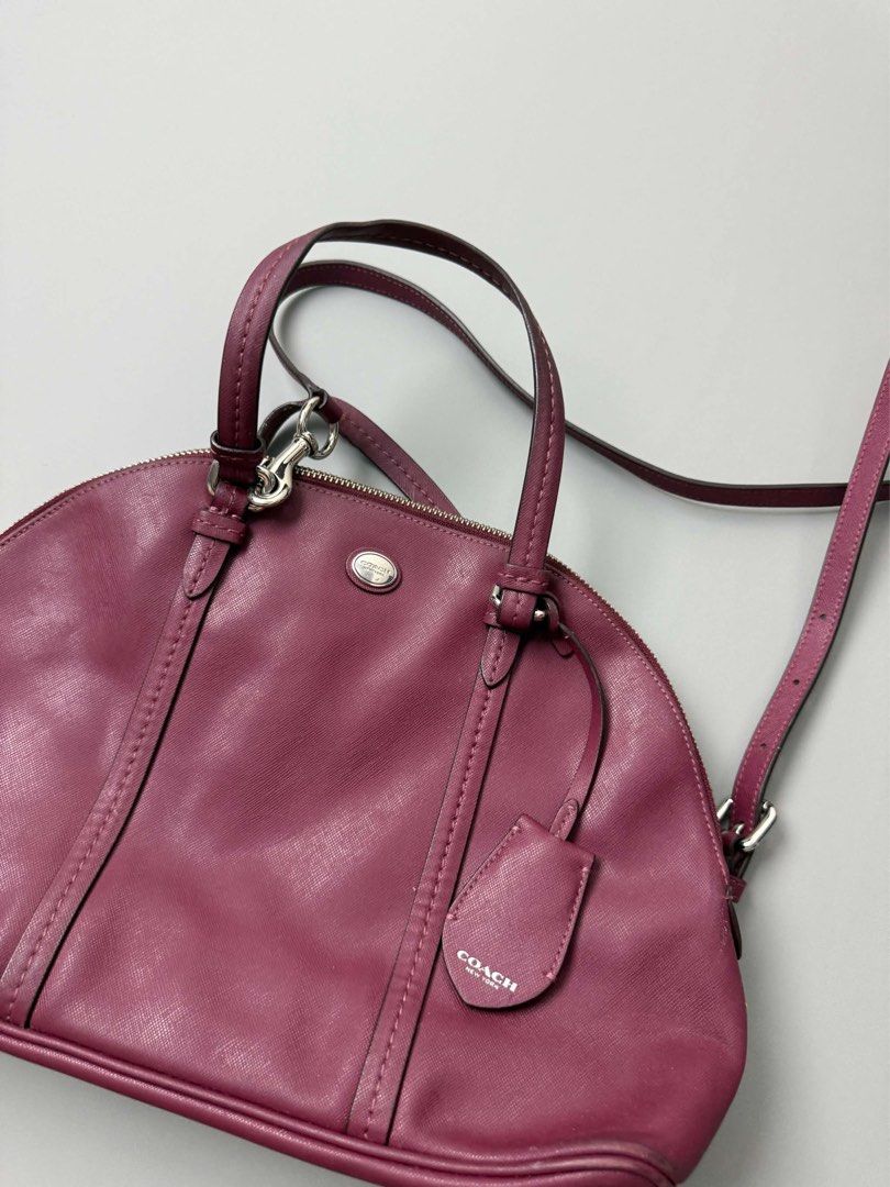 COACH PEYTON LEATHER CORA DOMED SATCHEL (Category: Luxury Bags & Wallets) located in Guagua. Submitted by sweetboyy (Listing ID 1464050757, Image 2). Description: COACH PEYTON LEATHER CORA DOMED SATCHEL.