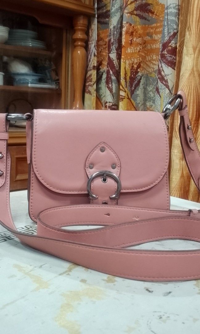 original Coach beat Shoulder Bag (Category: Luxury Bags & Wallets) located in Manila. Submitted by annemil_1984 (Listing ID 1463066727, Image 1). Description: - Genuine pink Coach leather shoulder bag - Secure buckle closure on front flap - Interior includes a zippered compartment and a slip pocket - Luxurious deep burgundy interior lining - Detachable strap for versatile wear - Ideal for everyday use issue lock need IPA fix lp posted.