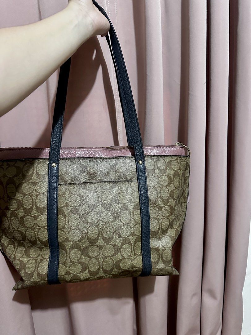 Coach tote (Category: Luxury Bags & Wallets) located in Muntinlupa City. Submitted by abnar (Listing ID 1463974005, Image 2). Description: .