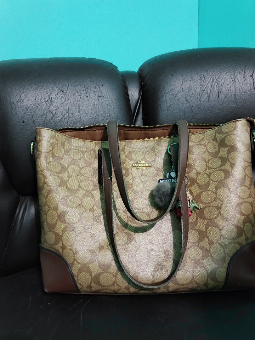 COACH tote (Category: Luxury Bags & Wallets) located in Asingan. Submitted by ox.brellex8 (Listing ID 1463991306, Image 1). Description: .