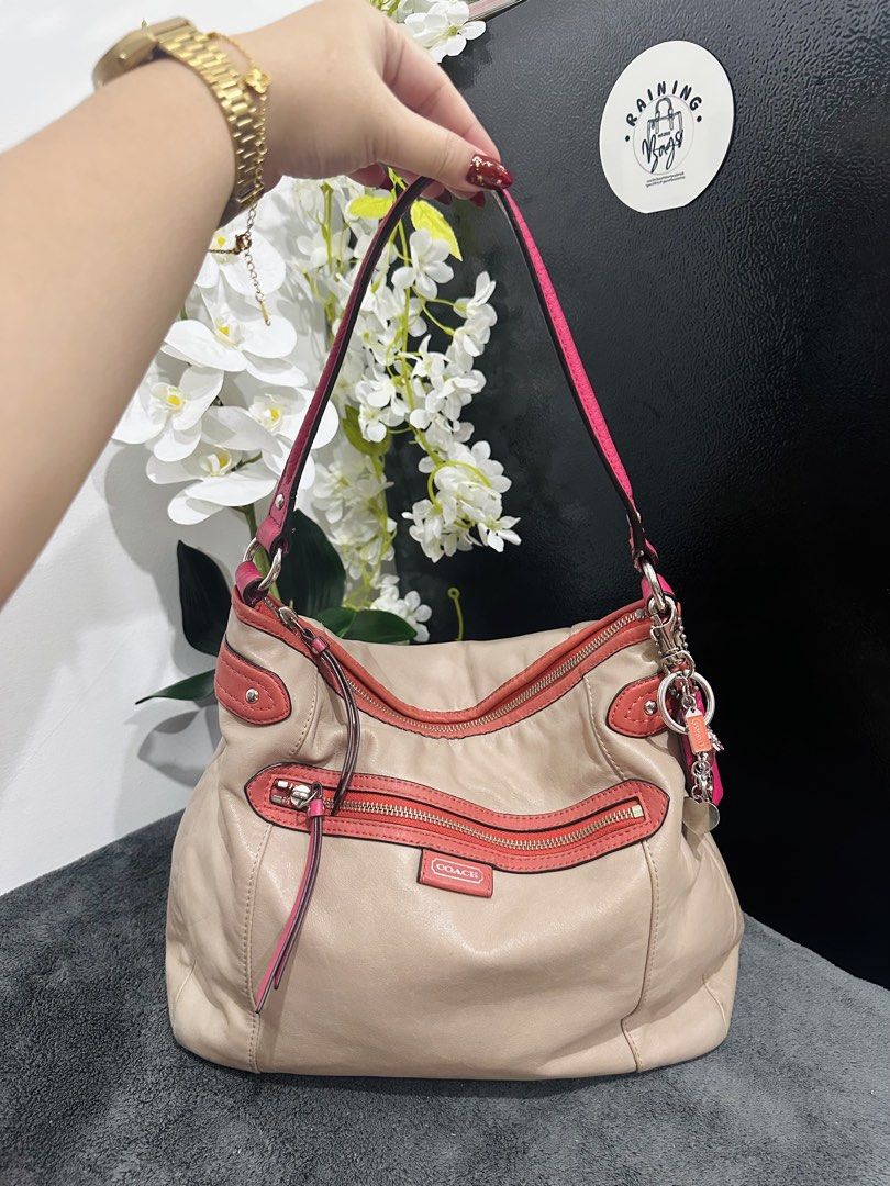 coachh Hobo pinky bag (Category: Looking For) located in Rizal. Submitted by raining_bags (Listing ID 1464068172, Image 1). Description: Excellent condition authentic 💯.