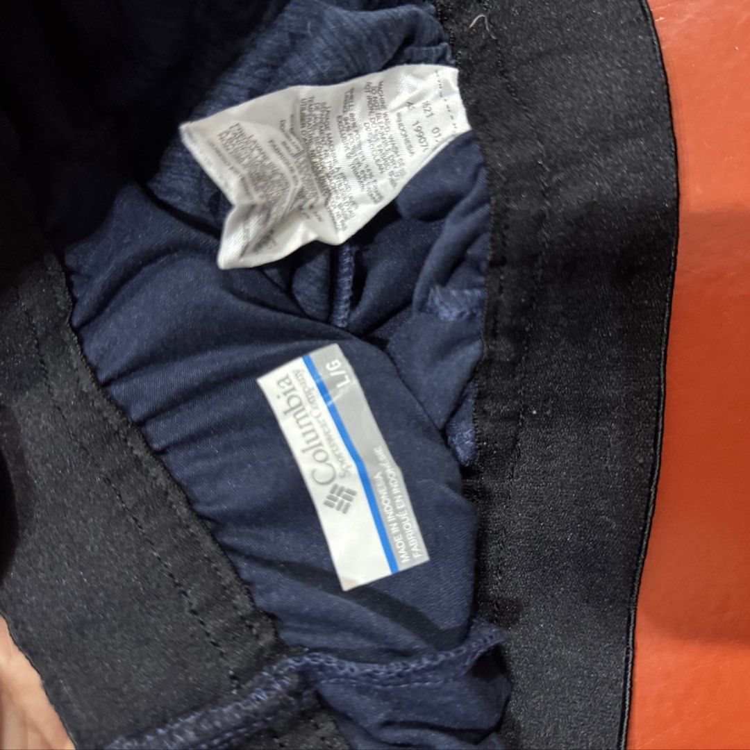 COLUMBIA SHORTS (Category: Shorts) located in Pasig City. Submitted by buzzthrifty (Listing ID 1463951072, Image 3). Description: SIZE 30-38 WAIST 15" LENGTH 12" LEG HOLE EXCELLENT CONDITION .