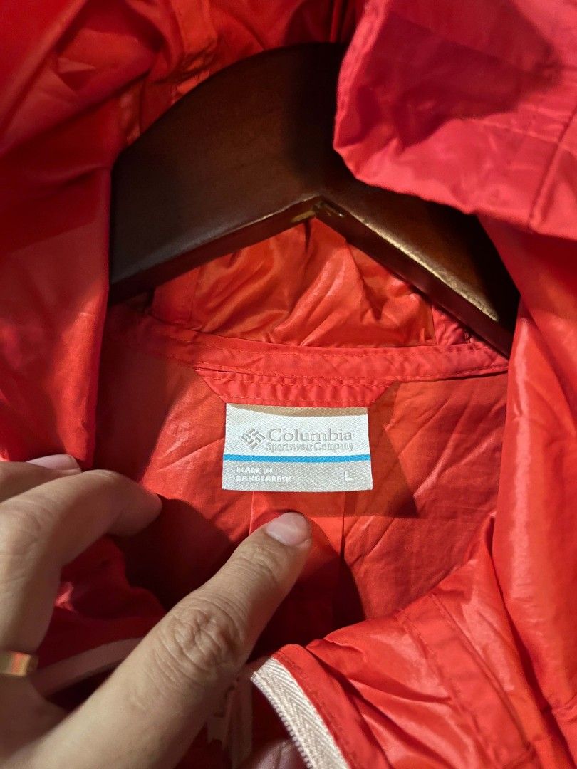 COLUMBIA WINDBREAKER 2 TONED (Category: Coats, Jackets and Outerwear) located in Bulacan. Submitted by 1008.thrift (Listing ID 1464041970, Image 2). Description: COLUMBIA WINDBREAKER WOMENS LARGE ON TAG ACTUAL FIT SMALL W21.5 x L25 CUT WASH TAG BUT AUTHENTIC / ORIG EXCELLENT CONDITION.
