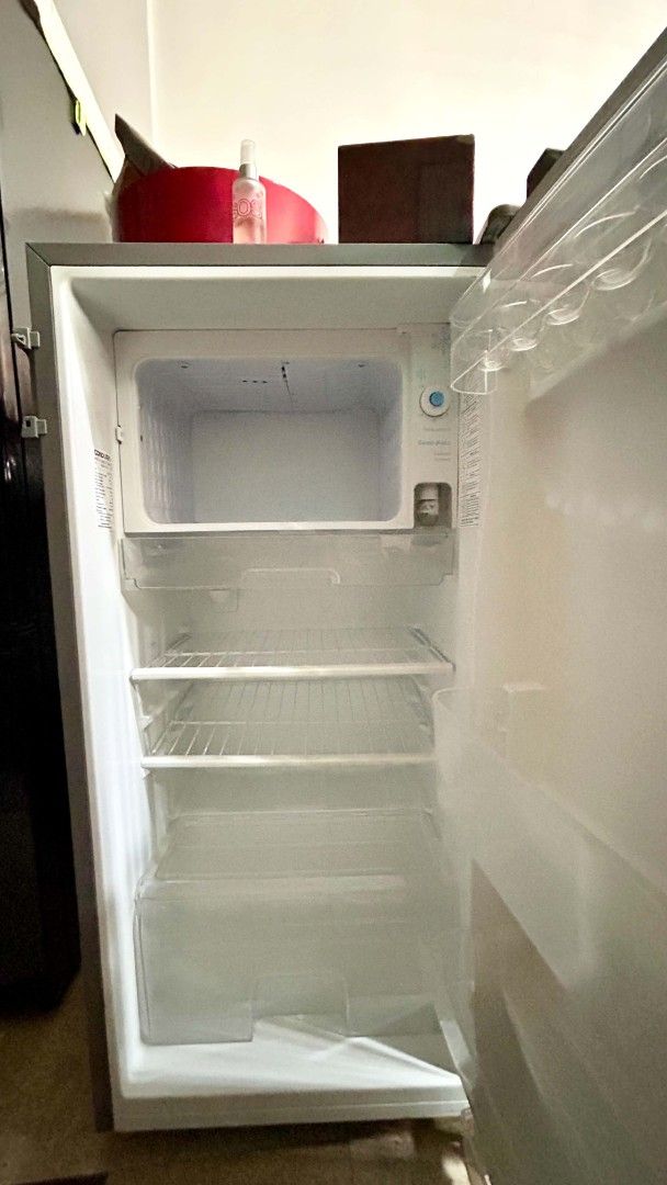 Condura Refrigerator (Category: Refrigerators and Freezers) located in Paranaque City. Submitted by nerokuletz07 (Listing ID 1464072179, Image 3). Description: - Condura single-door refrigerator - Energy Guide sticker included - Interior shelves and freezer compartment - Clean and ready for immediate use - Ideal for compact living spaces Issue: Natanggal yung takip ng freezer, pero pwede i DIY lagyan lang ng PVC door at pundido yung led light, pw