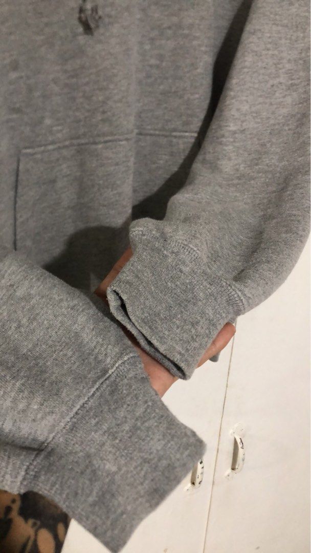 Converse hoodie (Category: Announcements) located in Imus. Submitted by gabrielseth_12 (Listing ID 1463969979, Image 3). Description: Converse hoodie Size medium to large No issue Excellent condition 250pesos Imus cavite location.