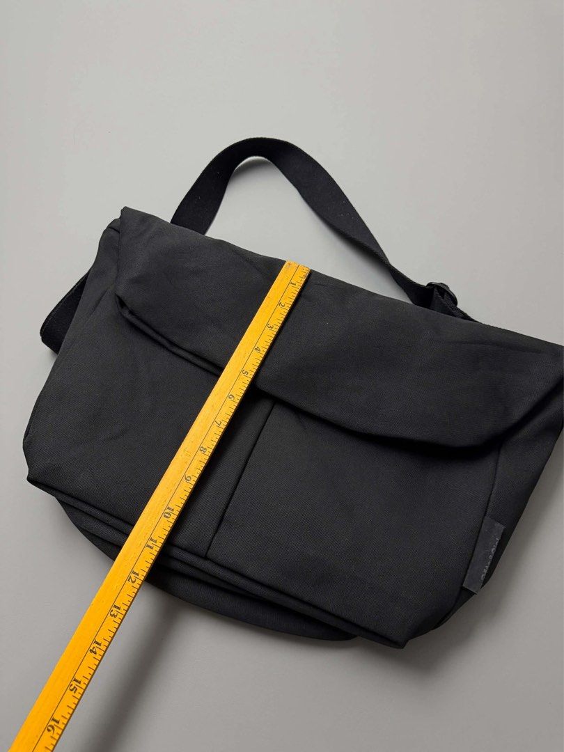 CÔTE&CIEL (Category: Laptop Bags & Sleeves) located in Guagua. Submitted by sweetboyy (Listing ID 1464052099, Image 3). Description: CÔTE&CIEL SPREE MESSENGER BAG WILL FIT UP TO 13 INCH LAPTOPS.