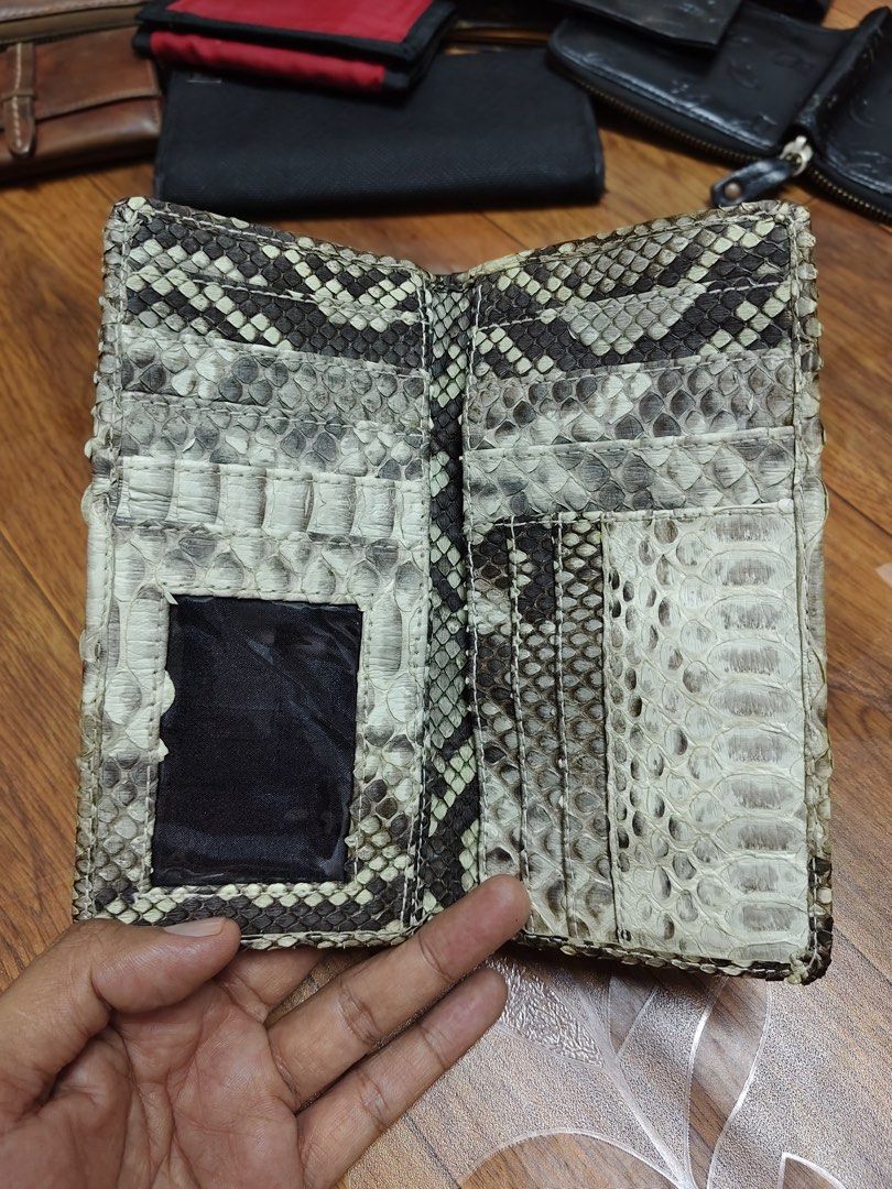 Custom Python Wallet (Category: Wallets & Card Holders) located in Kuala Selangor. Submitted by kamaruzzaman.ismail (Listing ID 1463958025, Image 1). Description: Custom python wallet Ukuran 6" x 3.5" Kondisi tiptop 9/10 Bebas defek Banyak slot kad Total 15 compartment.