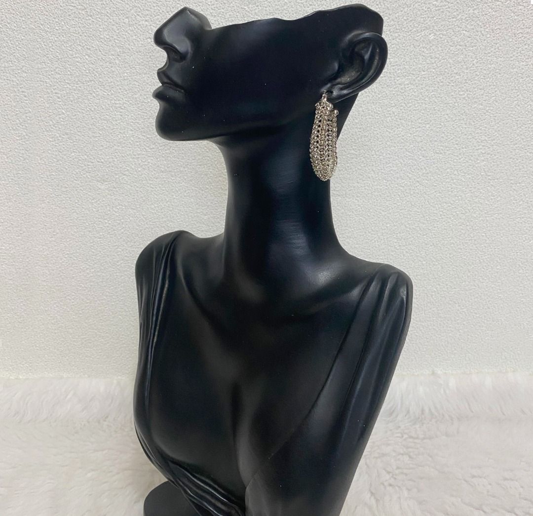 Daisy Fuentes Silver Tone Textured Chain-Link Loop Earrings (Category: Earrings) located in Cebu City. Submitted by posh_avenue888 (Listing ID 1464079139, Image 1). Description: Brand new. From Japan. 1.35". 100% authentic!!!.