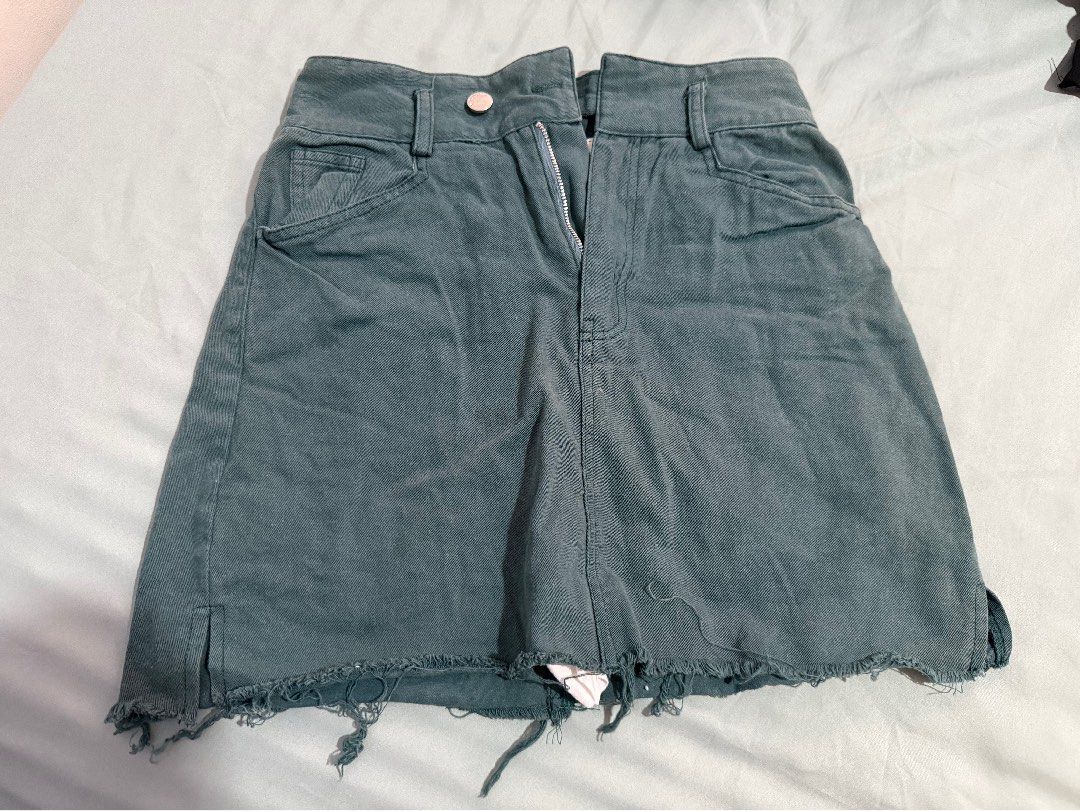 Dark Green Denim Mini Skirt (Category: Skirts) located in Quezon City. Submitted by shuartcake (Listing ID 1464024987, Image 1). Description: - Dark green denim mini skirt - Button hole still sealed (you can cut it open) - Frayed hem detail - Two back pockets Waist: 24-25 Length: 16 inches.