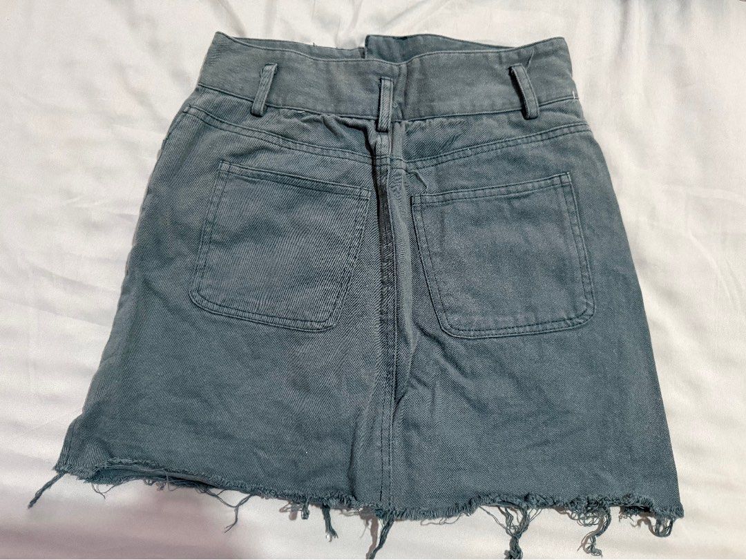 Dark Green Denim Mini Skirt (Category: Skirts) located in Quezon City. Submitted by shuartcake (Listing ID 1464024987, Image 2). Description: - Dark green denim mini skirt - Button hole still sealed (you can cut it open) - Frayed hem detail - Two back pockets Waist: 24-25 Length: 16 inches.