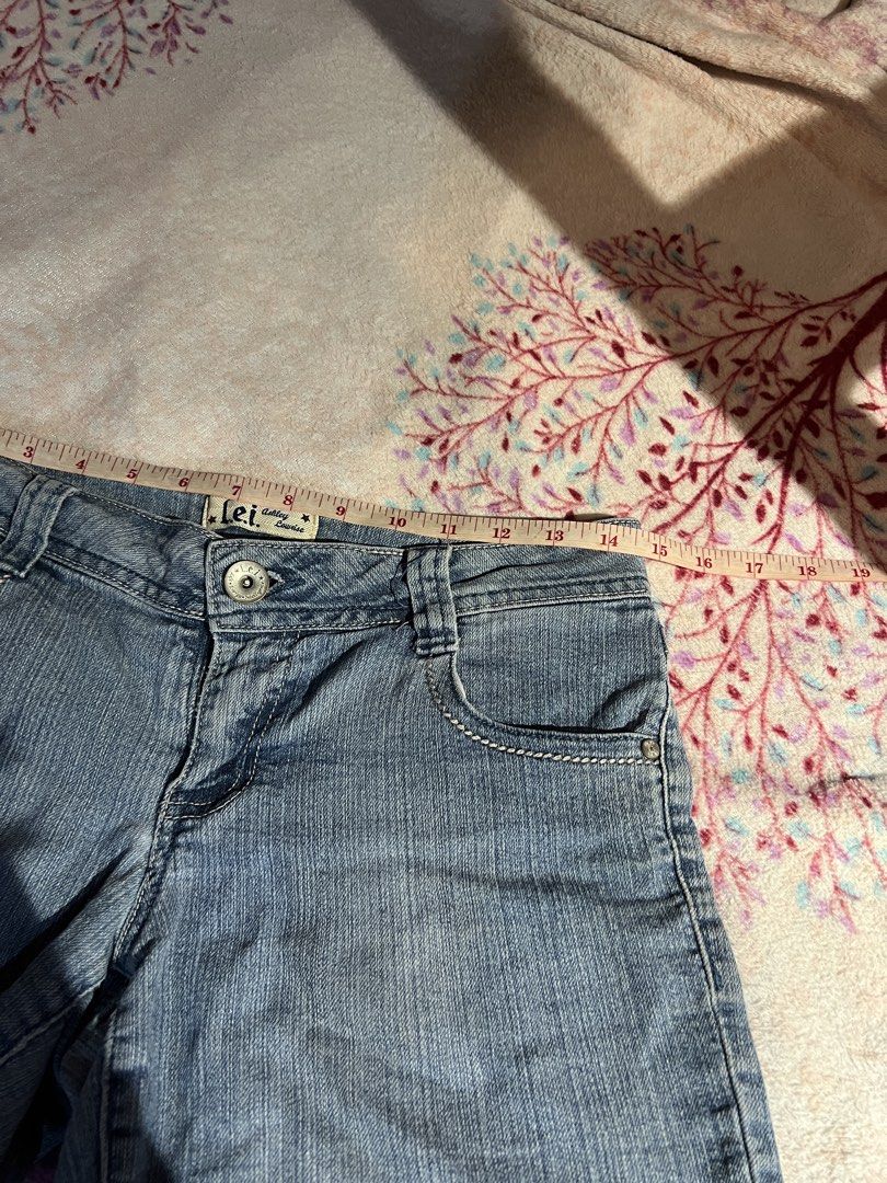 Denim Shorts (Category: Shorts) located in Manila. Submitted by nissi.b (Listing ID 1463991023, Image 3). Description: - still in very good condition - good for xs to s body type - dm for ww pics - loc: sta. mesa, manila.
