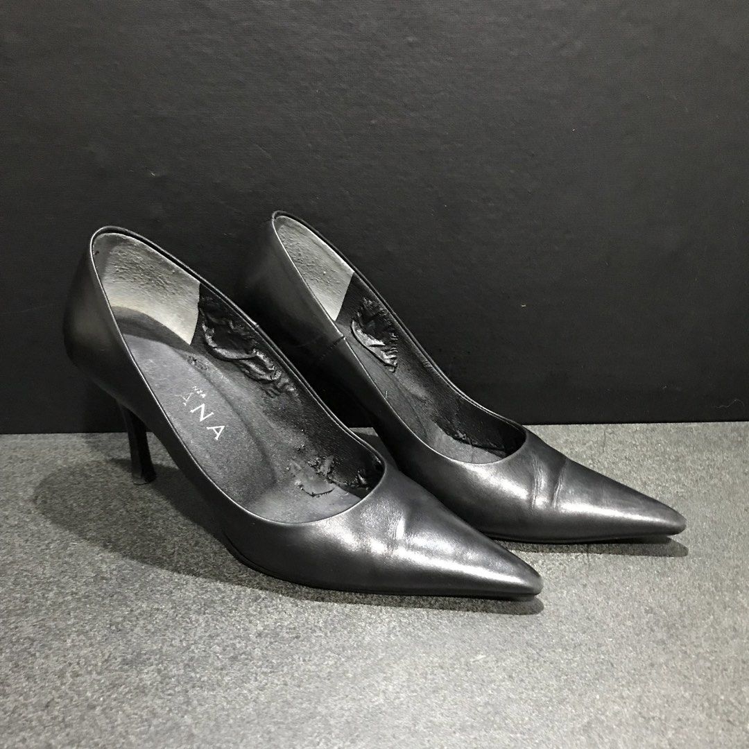 DIANA Black Leather Pointed Toe Heels (Category: Heels) located in Baao. Submitted by all.things.japan (Listing ID 1463989136, Image 2). Description: SIZE 6.0 - Brand: DIANA - Color: Black - Material: Leather - Style: Pointed toe heels - Size: 22.5cm - Origin: Made in Japan.