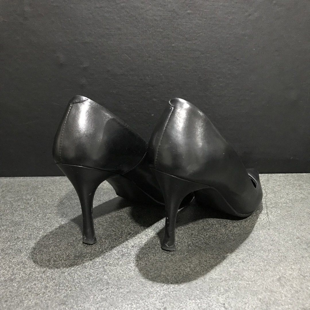 DIANA Black Leather Pointed Toe Heels (Category: Heels) located in Baao. Submitted by all.things.japan (Listing ID 1463989136, Image 3). Description: SIZE 6.0 - Brand: DIANA - Color: Black - Material: Leather - Style: Pointed toe heels - Size: 22.5cm - Origin: Made in Japan.