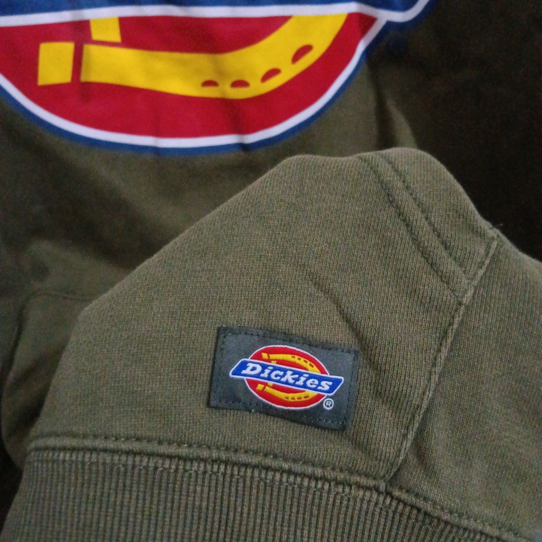 DICKIES Hoodie Olive Green (Category: Coats, Jackets and Outerwear) located in Caloocan City. Submitted by jaychingsss (Listing ID 1464132911, Image 3). Description: Dickies Hoodie - 100 24x29 With washtag, cut neck tag Heavy Cotton Issues: Sunfade bandang sleeves, Pinhole bandang shoulder and stitch sa gilid ng pocket.