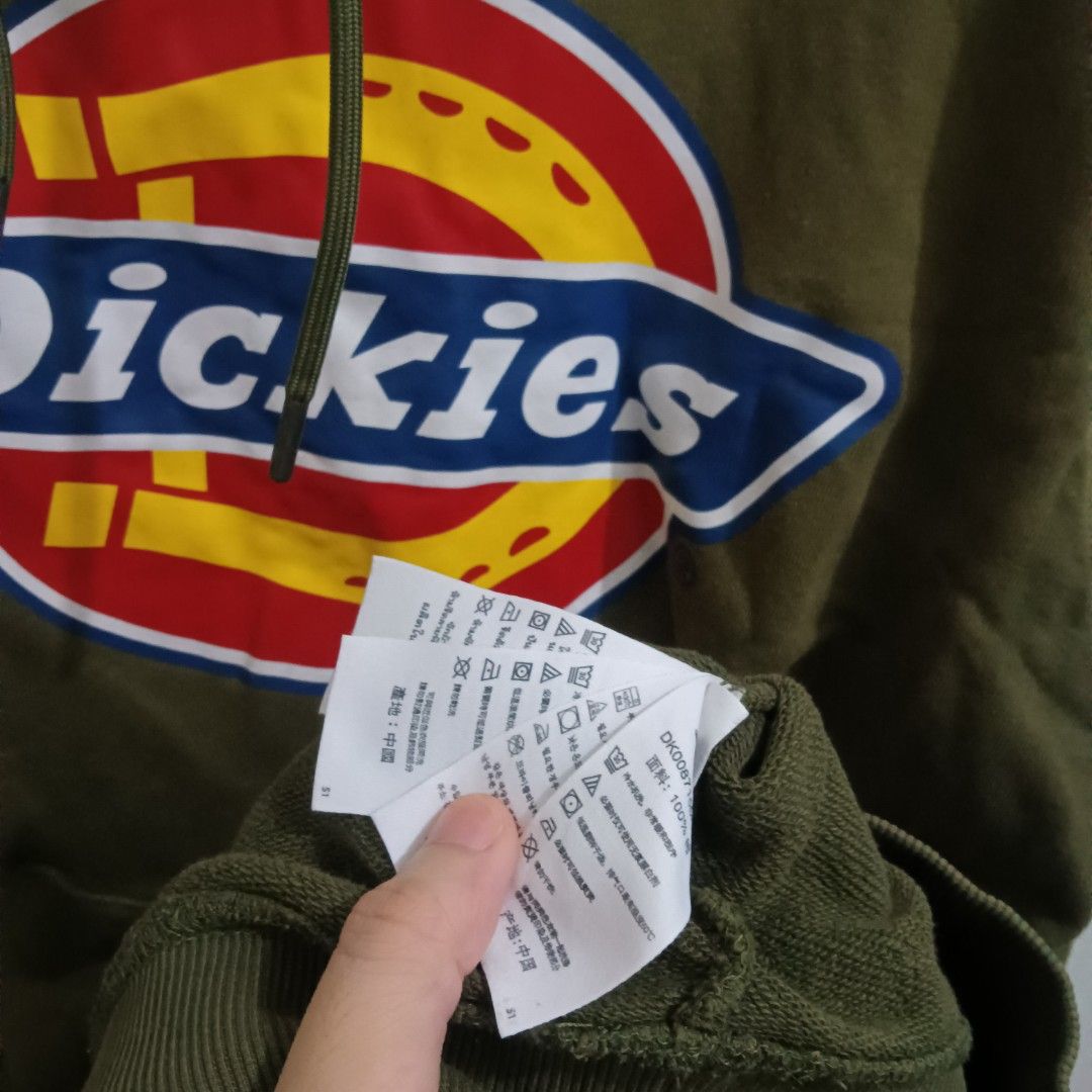 DICKIES Hoodie Olive Green (Category: Coats, Jackets and Outerwear) located in Caloocan City. Submitted by jaychingsss (Listing ID 1464132911, Image 2). Description: Dickies Hoodie - 100 24x29 With washtag, cut neck tag Heavy Cotton Issues: Sunfade bandang sleeves, Pinhole bandang shoulder and stitch sa gilid ng pocket.