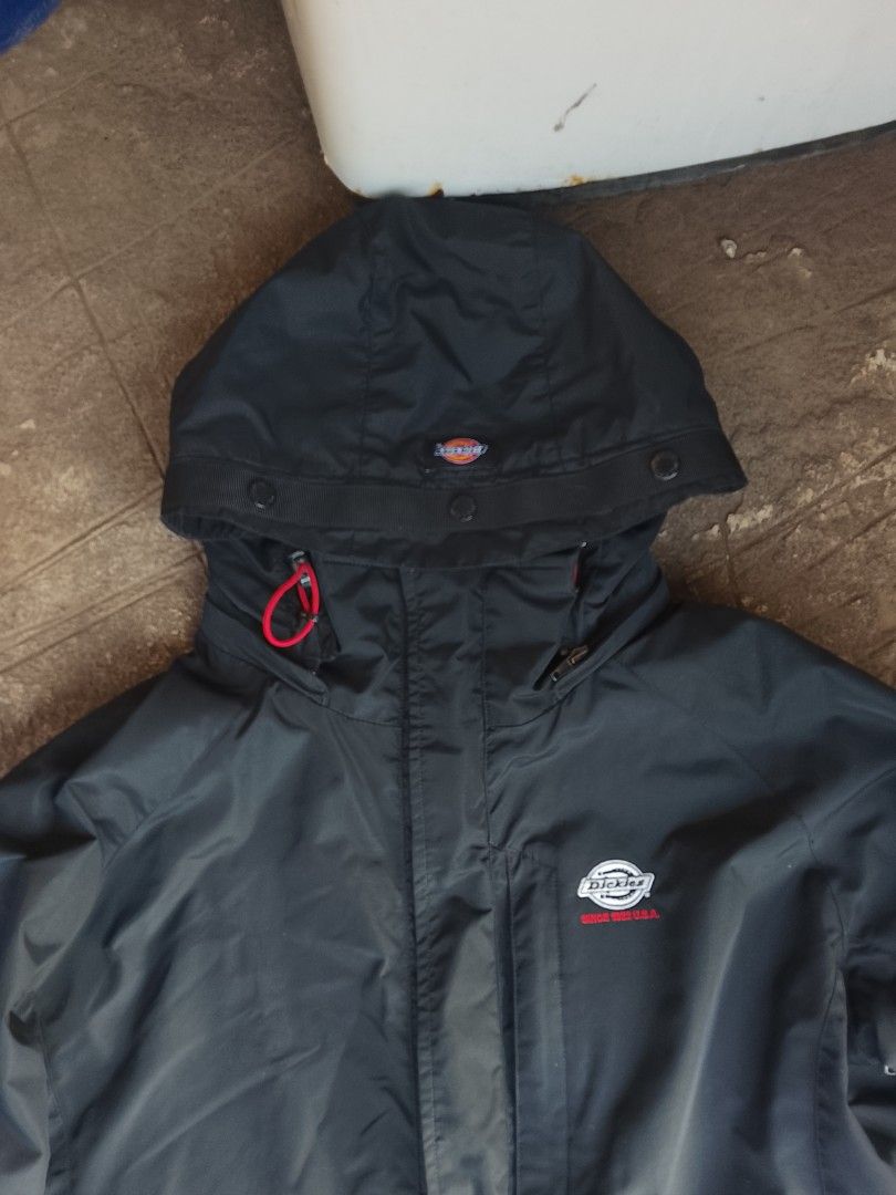 Dickies Windbreaker (Category: Coats, Jackets and Outerwear) located in Salay. Submitted by kenzmisael55555 (Listing ID 1464137414, Image 2). Description: - Black Dickies hooded jacket - Red zipper accents - Dickies logo on chest and sleeve - Lined with bright red fabric - Ideal for cooler weather - Style and size details available on tags.