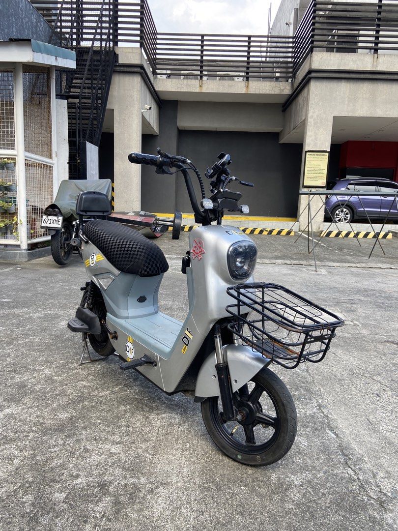 DIF 2 Wheels E-bikr (Category: Motorbikes for Sale) located in Manila. Submitted by katchifu (Listing ID 1463994758, Image 1). Description: For sale: DIF 2-Wheels E-Bike Gagamitin mo na lang, Okay pa stock battery with upgraded digital charger Pwede pang Grab/Food Panda V (within the area Read the specs below Motor: 500W to 1000W Brushless High-Torque Hub Motor Battery: 48V 12Ah to 50V 20Ah Sealed Lead Acid (SLA) battery Top Speed: 35 to 45 kph T