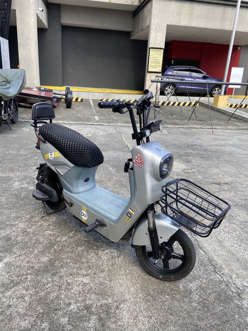 DIF 2 Wheels E-bikr (Category: Motorbikes for Sale) located in Manila. Submitted by katchifu (Listing ID 1463994758, Image 2). Description: For sale: DIF 2-Wheels E-Bike Gagamitin mo na lang, Okay pa stock battery with upgraded digital charger Pwede pang Grab/Food Panda V (within the area Read the specs below Motor: 500W to 1000W Brushless High-Torque Hub Motor Battery: 48V 12Ah to 50V 20Ah Sealed Lead Acid (SLA) battery Top Speed: 35 to 45 kph T