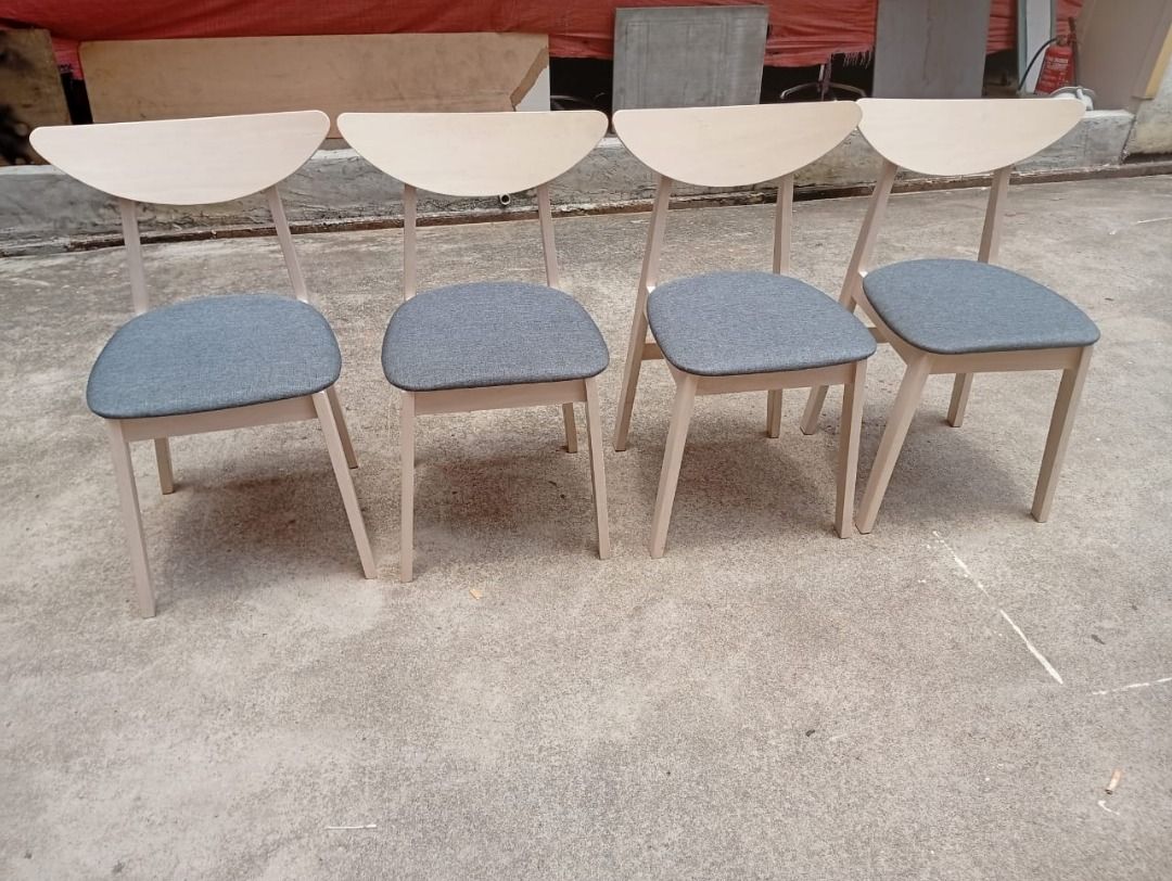 Dining Table (Category: Tables & Sets) located in Petaling Jaya. Submitted by nm016648427690 (Listing ID 1464059269, Image 3). Description: Dining table Size: W,80.cm,L,140.cm,H,75.cm RM-350 Code :DT-016 Stock Available : 1 Condition : Goods ** (ABOVE PRICE DOES NOT INCLUDE DELIVERY & INSTALLATION) ** We are specialist in BUY or SELL New/Used Home Furniture or Office Equipment [ Perabot Kita Furniture ] Address: L1-03 times 89 Jalan 8A/133, Taman
