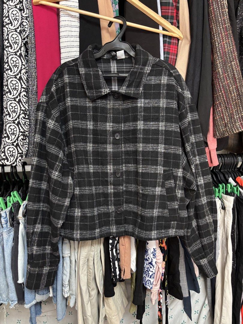 Divided Crop Coat (Category: Coats, Jackets and Outerwear) located in Pila. Submitted by isabelasthriftclothes (Listing ID 1464050405, Image 1). Description: .