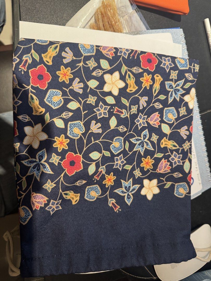 Drawstring bag (Category: Purses & Pouches) located in Singapore. Submitted by graceyoke (Listing ID 1464075214, Image 4). Description: Drawstring bag SIA Meet up. Or mail (buyer top up).