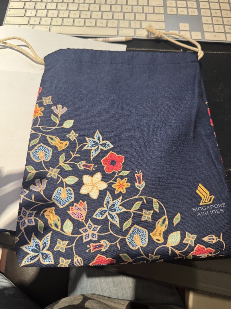 Drawstring bag (Category: Purses & Pouches) located in Singapore. Submitted by graceyoke (Listing ID 1464075214, Image 2). Description: Drawstring bag SIA Meet up. Or mail (buyer top up).