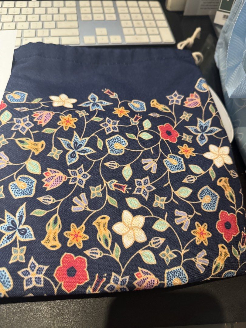 Drawstring bag (Category: Purses & Pouches) located in Singapore. Submitted by graceyoke (Listing ID 1464075214, Image 3). Description: Drawstring bag SIA Meet up. Or mail (buyer top up).