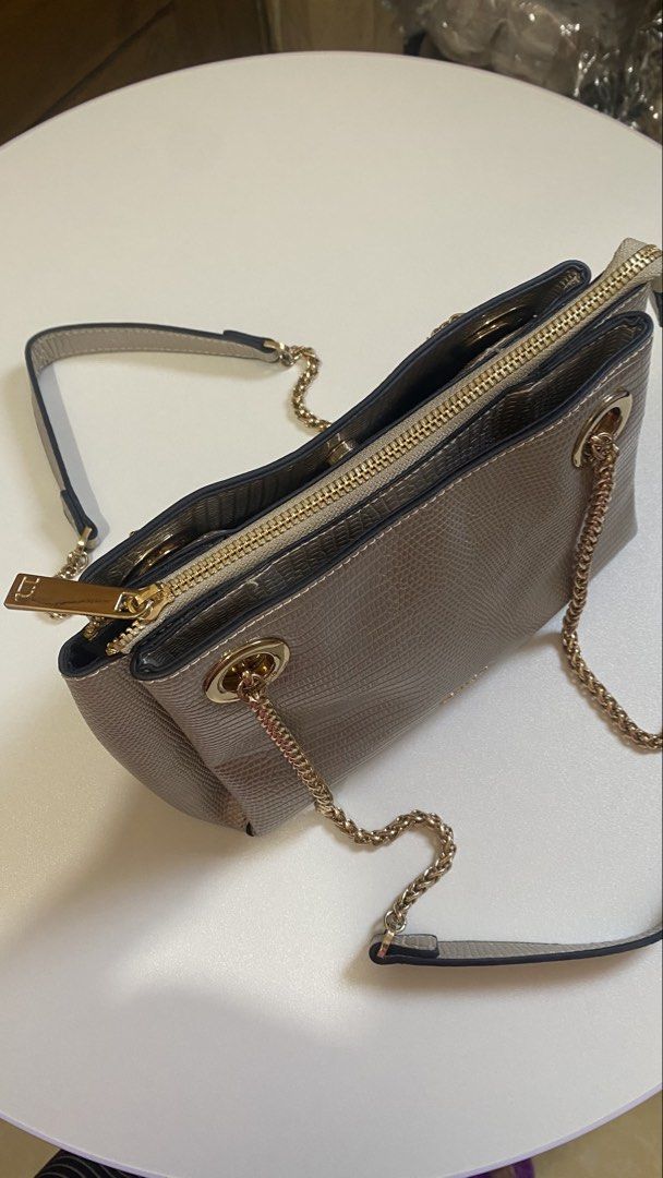 DUNE LONDON BAG CHAIN HANDLE (Category: Shoulder Bags) located in Manila. Submitted by itsaerabella (Listing ID 1463946763, Image 3). Description: PRE-OWNED Dune London Bag Gilded Metallic Chain Strap (Non-tarnish) Bought it for $130 ( 7k plus pesos) Slightly used, looks new pa tlga. What you see is what you get. This bag can be paired with on-trend outfits for a stylish look. minimal issue: yung sa front, my nadikit lang na pandikit, pero hnd nm