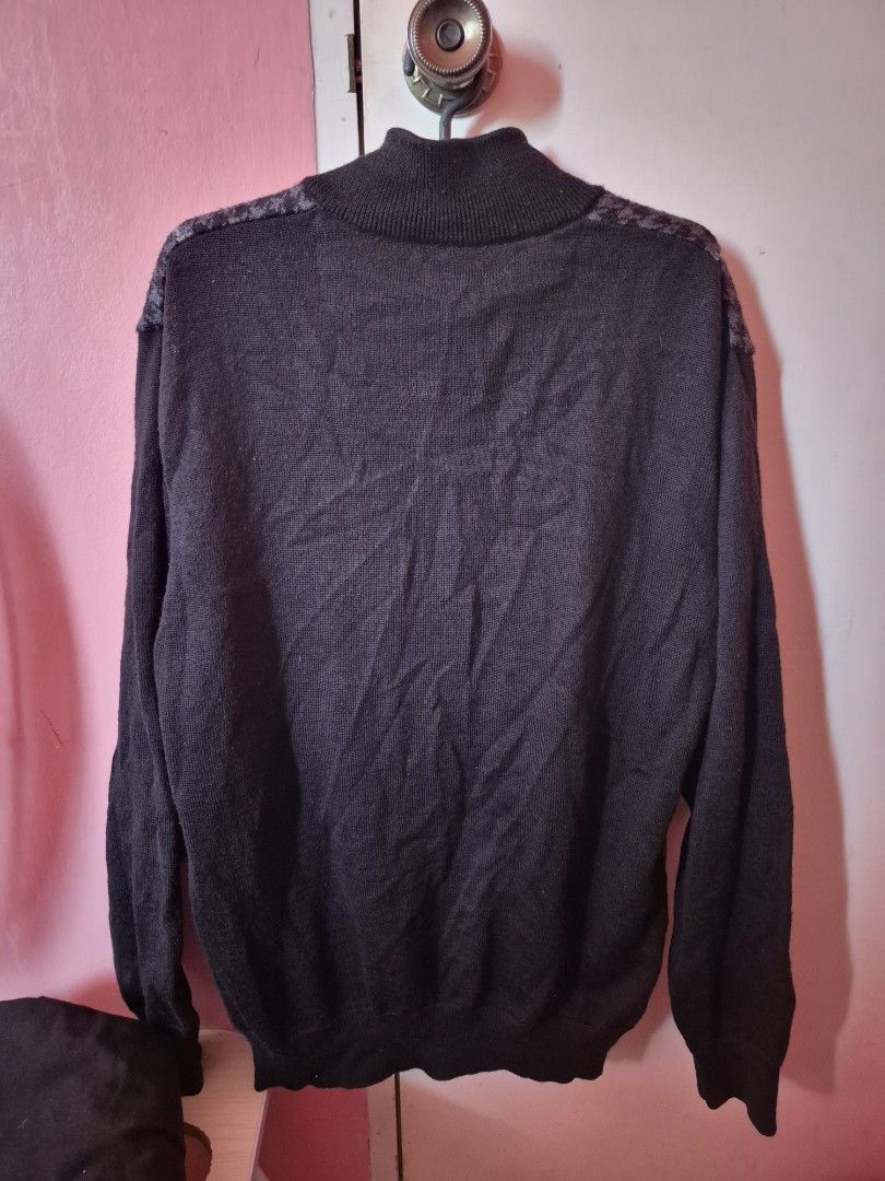 Dunlop Knitted Zip-Up Jacket (Category: Coats, Jackets and Outerwear) located in Bulacan. Submitted by mrk_mdl (Listing ID 1463956823, Image 2). Description: - Dunlop Collection zip-up jacket - Size: Large (L) - Design: Classic argyle and houndstooth pattern on the front - Color: Solid black sleeves and back - Knitted.