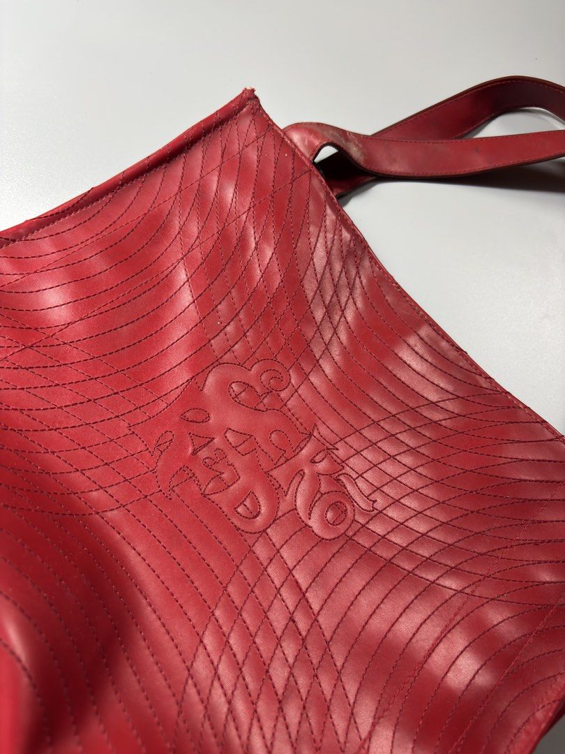 Ecko Red Leather Tote Bag (Category: Luxury Bags & Wallets) located in Balungao. Submitted by alldriftedgears (Listing ID 1464100618, Image 2). Description: Ecko Red Leather Tote Bag/Shoulder Bag.