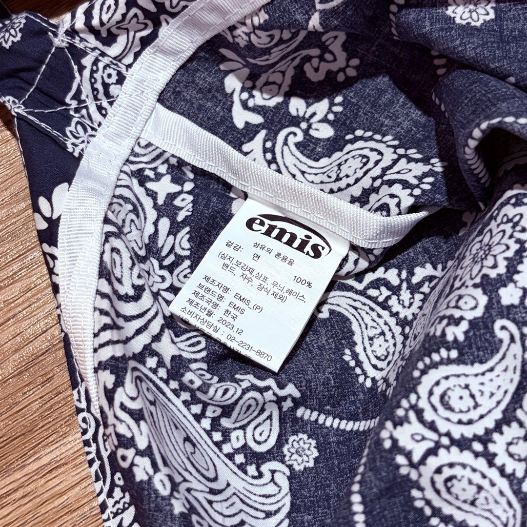 Emis Paisley Eco Bag (Category: Belt bags, Clutches and Pouches) located in Bulacan. Submitted by frugal.search (Listing ID 1463956856, Image 3). Description: Emis Paisley Eco Bag Can fit size of laptop Excellent condition No issue 800 pesos Location: Malolos, Bulacan MOP: Gcash MOD: Jnt & Lalamove.
