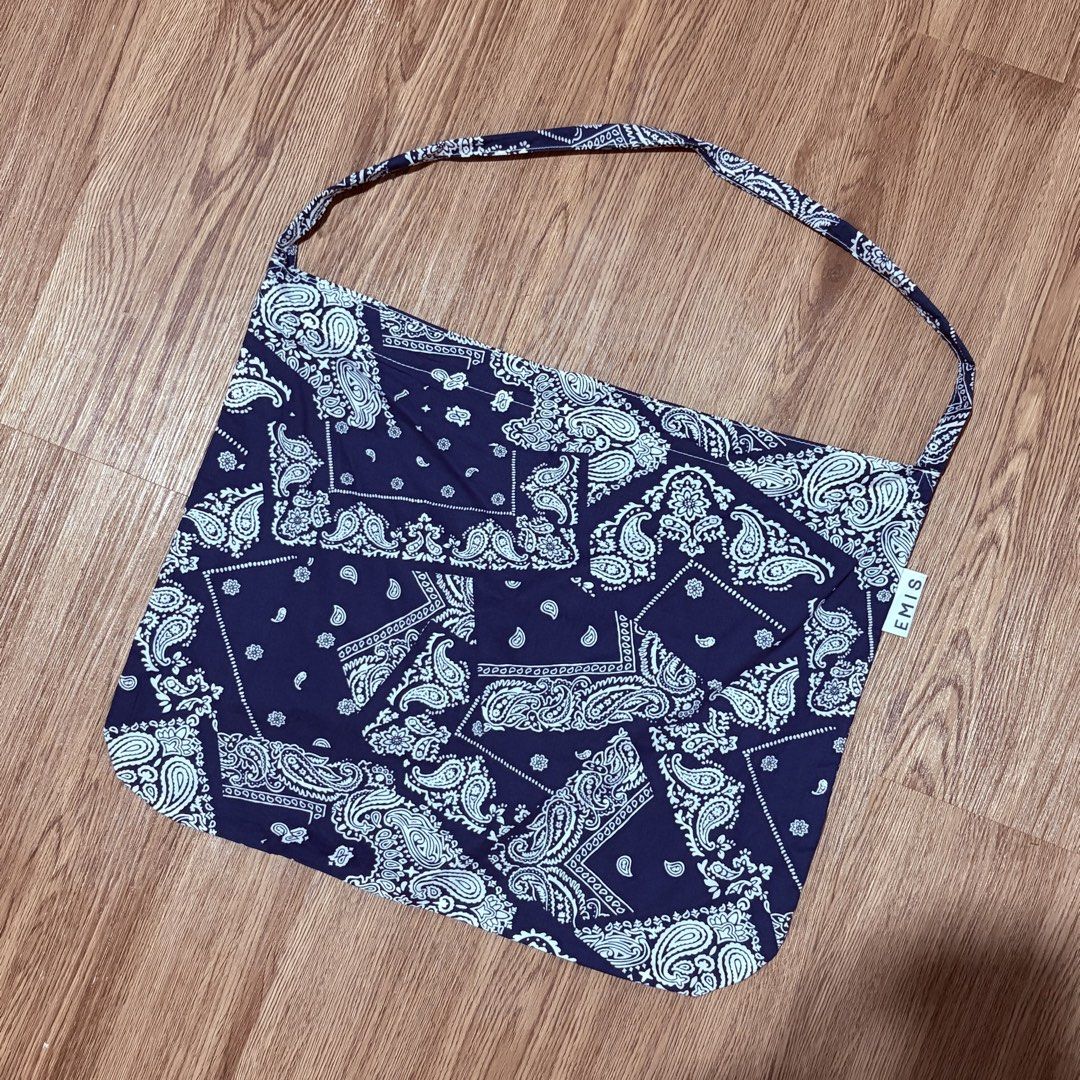 Emis Paisley Eco Bag (Category: Belt bags, Clutches and Pouches) located in Bulacan. Submitted by frugal.search (Listing ID 1463956856, Image 1). Description: Emis Paisley Eco Bag Can fit size of laptop Excellent condition No issue 800 pesos Location: Malolos, Bulacan MOP: Gcash MOD: Jnt & Lalamove.