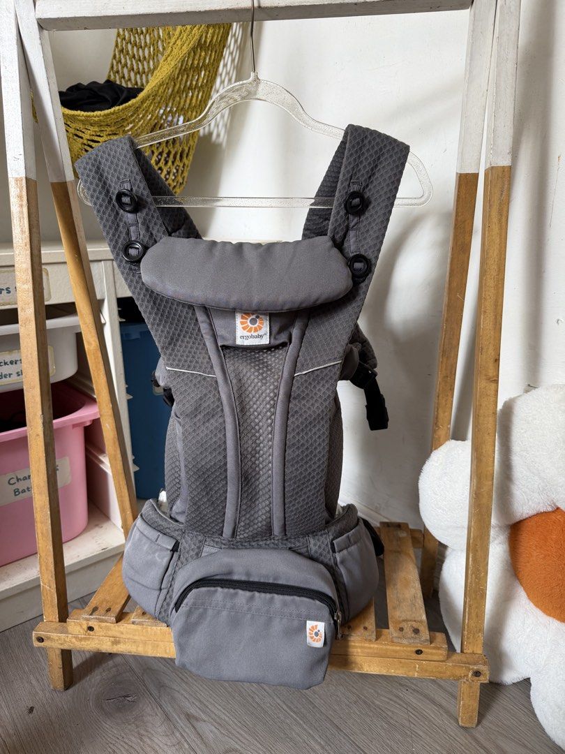 Ergobaby Omni Breeze Graphite Gray (Category: Carriers & Slings) located in Santa Maria. Submitted by babyshowearph_official (Listing ID 1464091453, Image 1). Description: .