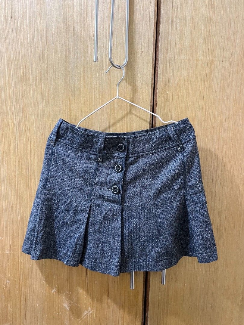Esprit Grey Tweed Pleated Button Front Mini Skirt (Category: Skirts) located in San Mateo. Submitted by prelouve (Listing ID 1463950892, Image 3). Description: -fits 28-29 waistline .