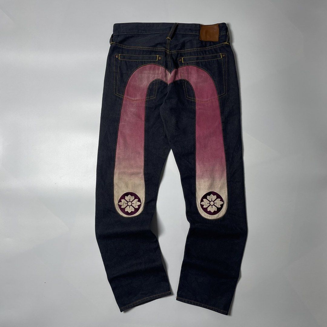 Evisu Daicock (Category: Shorts) located in Cavite. Submitted by ferrerapparel. (Listing ID 1464109323, Image 1). Description: Excellent condition Color rate:9.5/10 Authenticity guaranteed 32W / L41 / LO8.5.