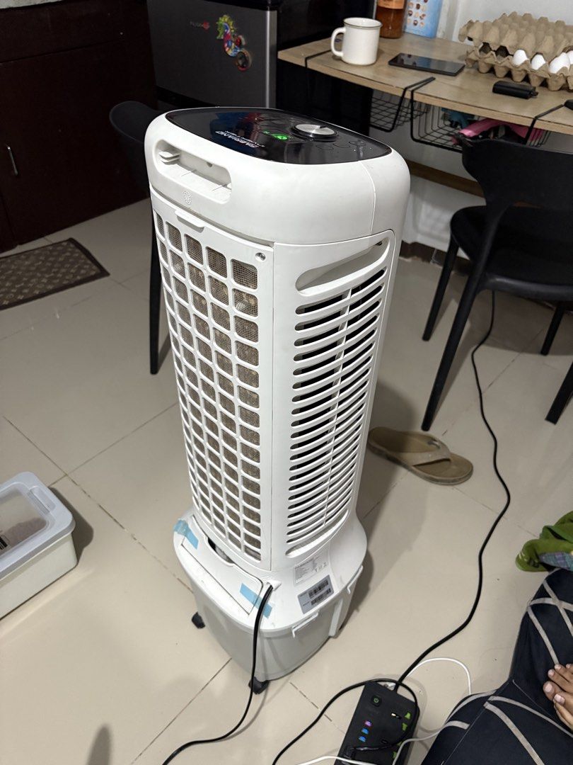 Fabriano Air cooler (Category: Air Conditioning and Heating) located in Manila. Submitted by katchifu (Listing ID 1464031732, Image 2). Description: Bought in Handyman Rob Manila 6,995 orig price No issue, just sign of usage rfs: no longer need Inclusion - 2 ice packs - remote .