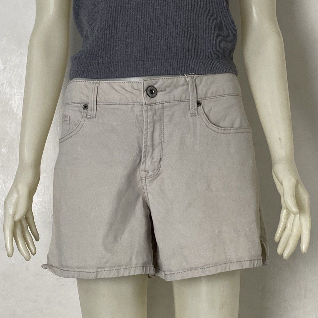FADED GLORY 🌸 | Khaki Denim Shorts (Category: Shorts) located in Bulacan. Submitted by orc.ph (Listing ID 1464036038, Image 3). Description: FADED GLORY 🌸 | Khaki Denim Shorts Material Used: 77% Cotton 22% Polyester - Khaki -Casual -Belt Loops -Mid-To-High Rise -Multi-Pocket Layer -Button And Zip-Fly Closure ‎-Size: L ‎-Waistline: 34” ‎-Length: 14” ‎Used Condition. Minor Visible Flaws ‎ ISSUE: Washable Stains ‎ ‎⚠️Note: For Inspo lang po yung W