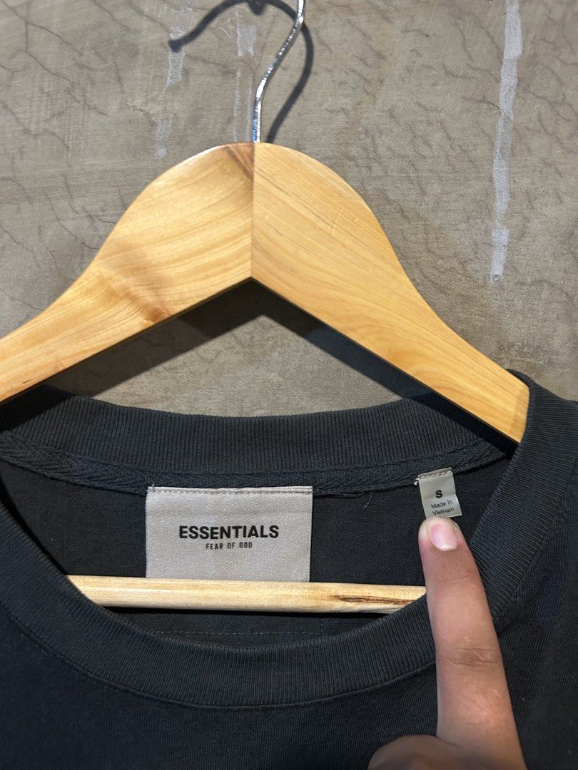 Fear of God Essentials Black (Category: Tshirts & Polo Shirts ) located in Manila. Submitted by jayson221 (Listing ID 1464068648, Image 3). Description: Dimes W:22 L:28 Excellent condition ✅ Issue ❌ Color rate 9.9/10 - Brand: Fear of God Essentials - Color: Black - Size: S - Features: Embossed 'ESSENTIALS' logo on the front - Origin: Made in Vietnam - Style: Ideal for casual wear and everyday outfits PM🔥 MoP: Gcash/PNB J&T:✈️🚘.
