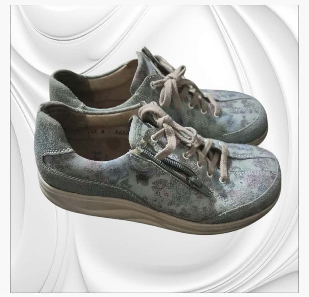 Finn Comfort Otaru (Category: Sneakers) located in Paranaque City. Submitted by calm_youngstore7 (Listing ID 1463962724, Image 2). Description: Design: Low-top sneaker style featuring both lace closures and a convenient side zipper for easy on and off.Sole Technology: Uses the Finnamic rockered outsole (heel and forefoot rollers) to encourage a smooth, low-impact rolling motion that reduces strain on the joints, knees, and spine.Footbed: Includes