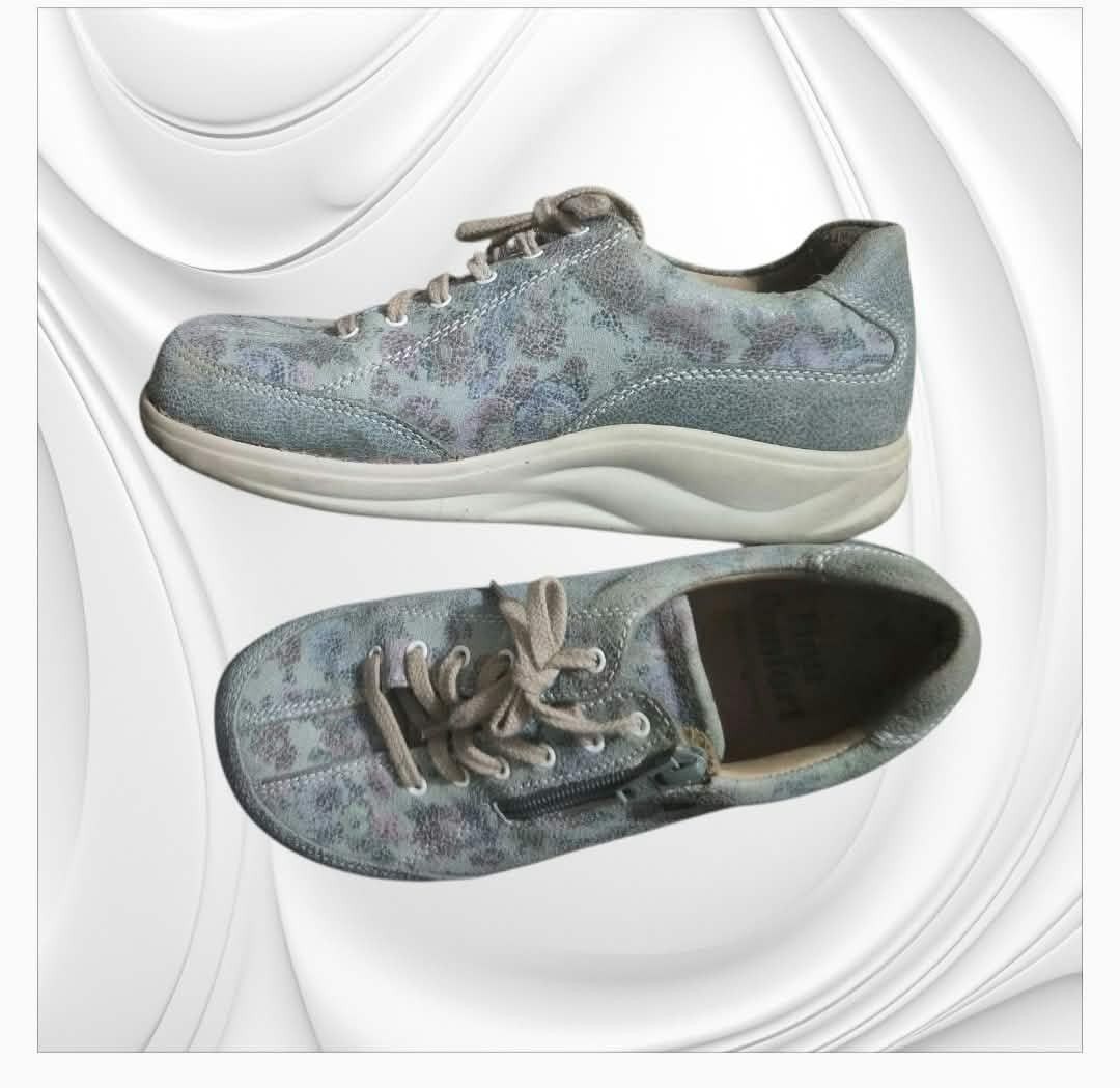 Finn Comfort Otaru (Category: Sneakers) located in Paranaque City. Submitted by calm_youngstore7 (Listing ID 1463962724, Image 3). Description: Design: Low-top sneaker style featuring both lace closures and a convenient side zipper for easy on and off.Sole Technology: Uses the Finnamic rockered outsole (heel and forefoot rollers) to encourage a smooth, low-impact rolling motion that reduces strain on the joints, knees, and spine.Footbed: Includes