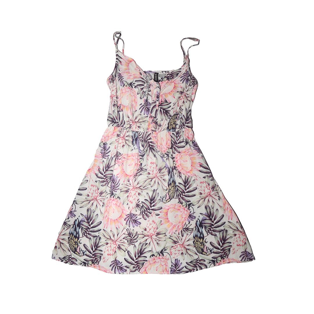 Floral Print Spaghetti Strap Mini Dress (Category: Dresses) located in Tanauan. Submitted by arlene_panganiban (Listing ID 1463985135, Image 1). Description: - Light and airy mini dress - Vibrant floral print - Adjustable spaghetti straps - Smocked waist for a comfortable fit - Flowy skirt - Perfect for warm weather - Versatile for dressing up or down.