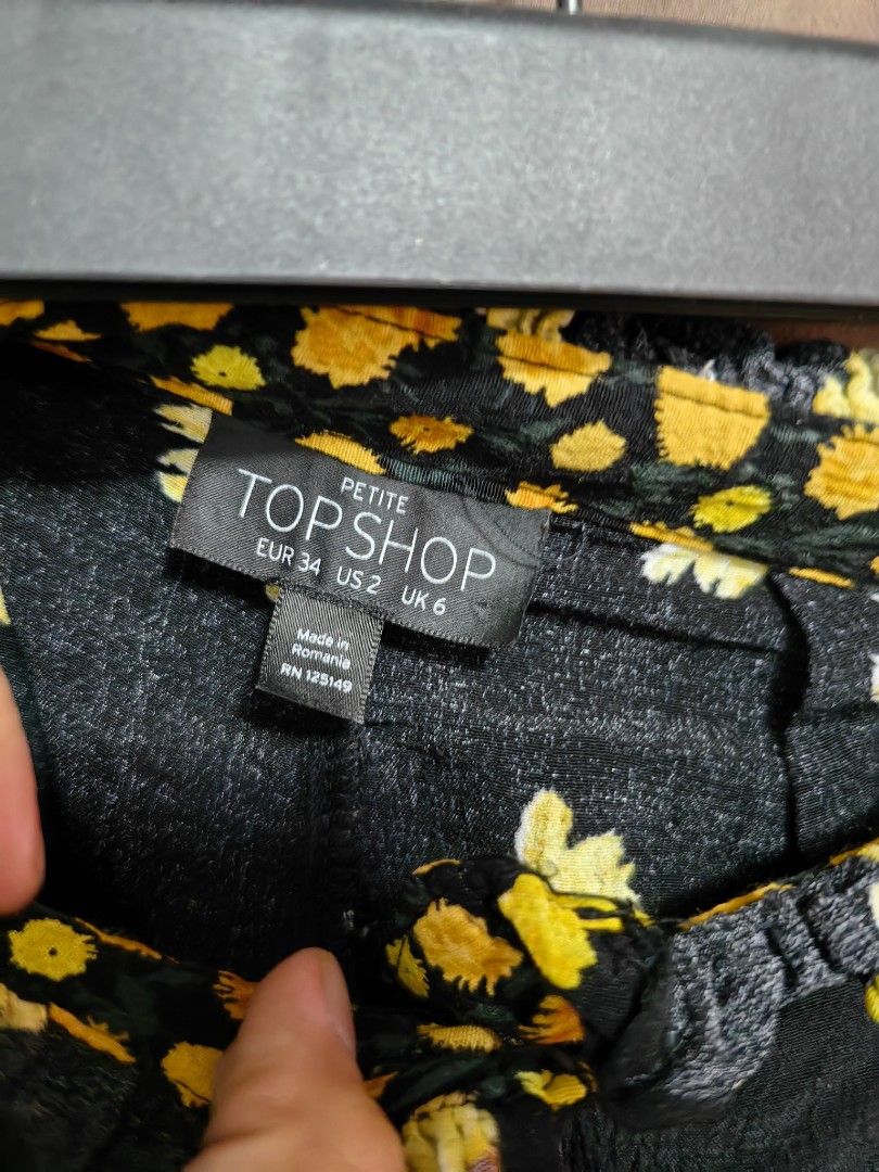 Floral Shorts (Category: Shorts) located in Malolos. Submitted by aemcloset (Listing ID 1464091819, Image 2). Description: Size 24 Rise 11 Length 13 Non stretch.