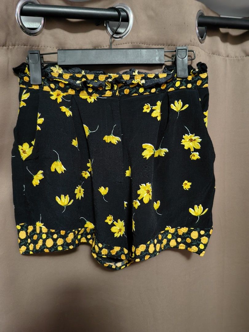 Floral Shorts (Category: Shorts) located in Malolos. Submitted by aemcloset (Listing ID 1464091819, Image 1). Description: Size 24 Rise 11 Length 13 Non stretch.