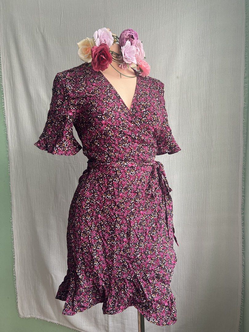 Floral Wrap Dress with Ruffle Hem (Category: Dresses) located in Quezon City. Submitted by charlenedv58782 (Listing ID 1463949445, Image 3). Description: 🥀 SIZE: SMALL TO MEDIUM 🥀BRAND: SPORTS GIRL 🌺SUPER CUTE WRAP AROUND DRESS, NOT STRETCHY FLOWY LUKOT LANG PERO ANG GANDA NITO WITH SNAP BUTTON SA CHEST TYPE PARA SECURE - Adorable floral print wrap dress - Flattering V-neckline - Chic flutter sleeves - Feminine ruffle detail on the hem - Comes